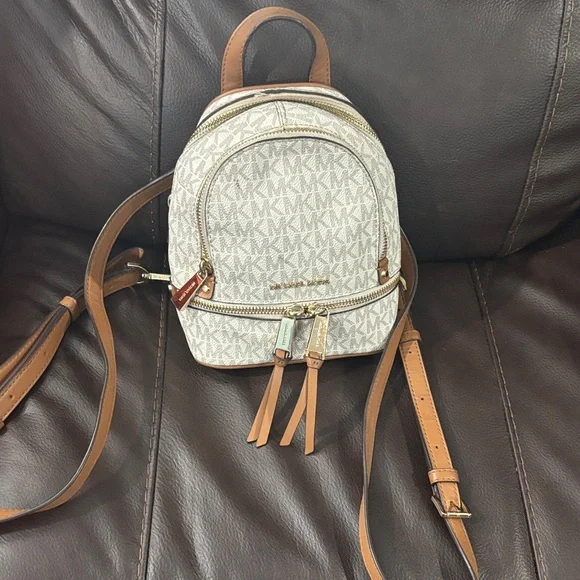 Michael Kors Womens Rhea

Mini Backpack White... - Picture 7 of 9